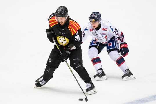 Brynäs Oula Palve jagas av Linköpings Elliot Ekmark