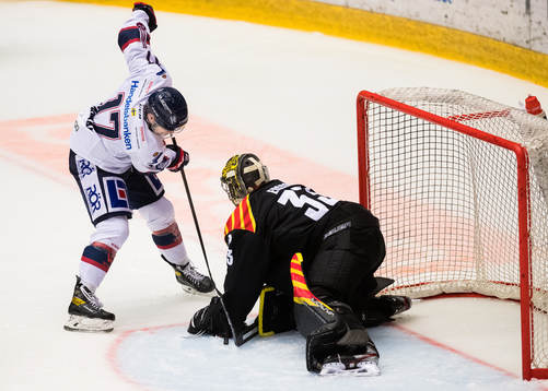 Linköpings Niko Ojamäki och Brynäs målvakt Samuel Ersson