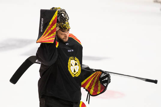 Brynäs målvakt Samuel Ersson deppar