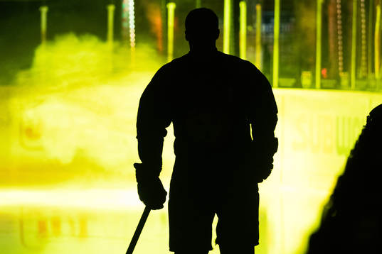 En siluett av en spelare innan ishockeymatchen i SHL mellan