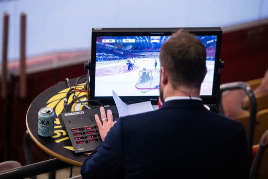 Cmores Sanny Lindström följer spelet på en monitor