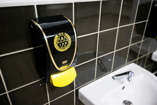En tvåldispenser med Brynäs emblem