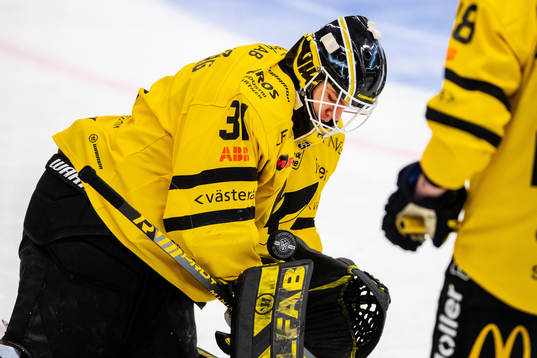 Västerås målvakt Jesper Myrenberg räddar