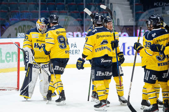 s målvakt Jonas Gunnarsson jublar med lagkamrater