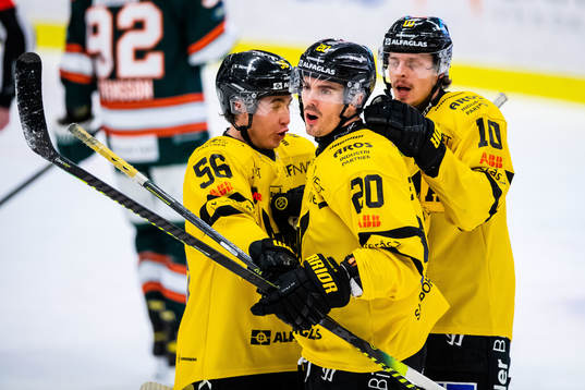 Västerås Henrik Hetta  jublar med lagkamrater