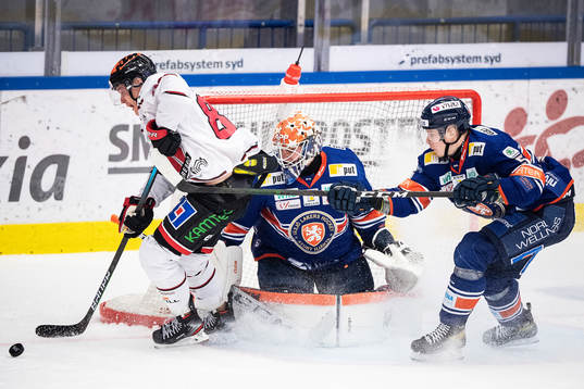 Örebros Joonas Rask mot Växjös Juuso Vainio och målvakt