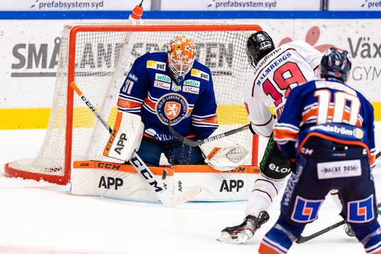 Örebros Daniel Muzito Bagenda oroar framför Växjös