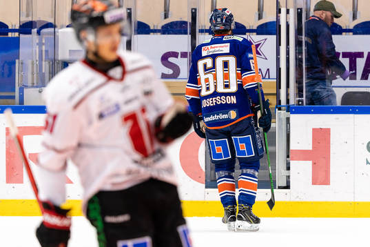 Växjös Erik Josefsson på väg till utvisningsbåset