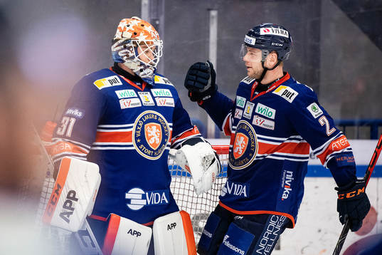 Växjös målvakt Erik Källgren och Christian Folin jublar