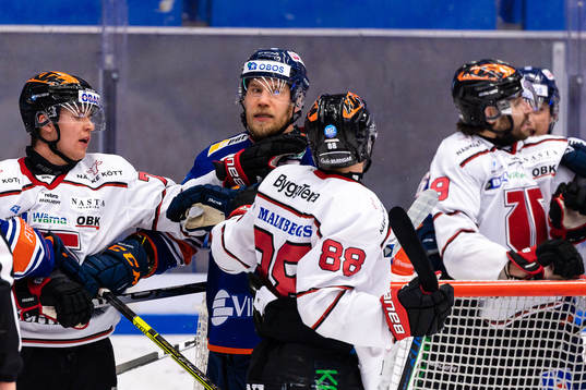 Gruff mellan Växjös Ilari Melart och Örebros Joonas Rask