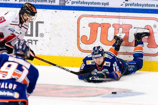 Växjös Brendan Gaunce ligger på isen