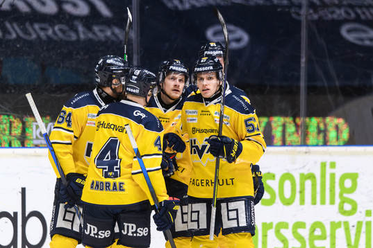 s Simon Önerud jublar med lagkamrater