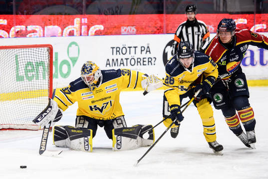 s målvakt Jonas Gunnarsson och Johannes Kinnvall mot