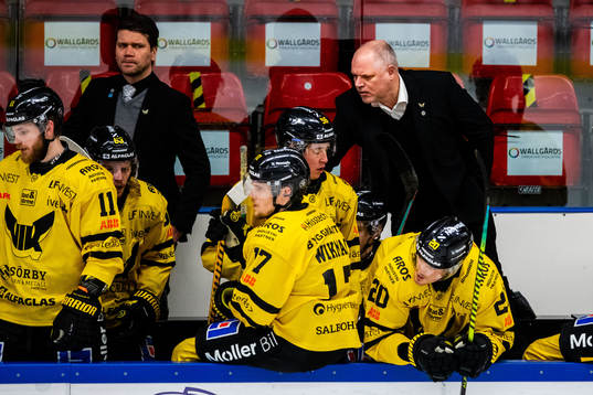 Västerås J20-tränare Per Hellengren instruerar spelare