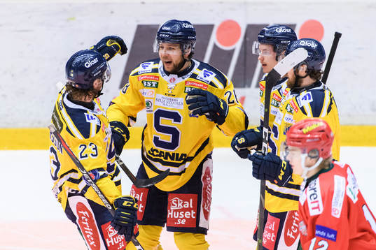 Södertäljes Emil Alba jublar med lagkamrater