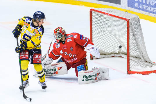 Södertäljes Rasmus Kahilainen och Modos målvakt Anthony