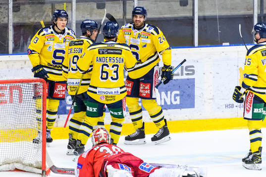 Södertäljes spelare jublar framför Modos målvakt