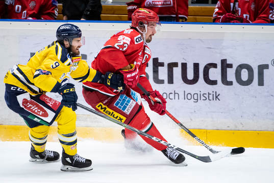 Södertäljes Matt Bailey och Modos Daniel Sylwander