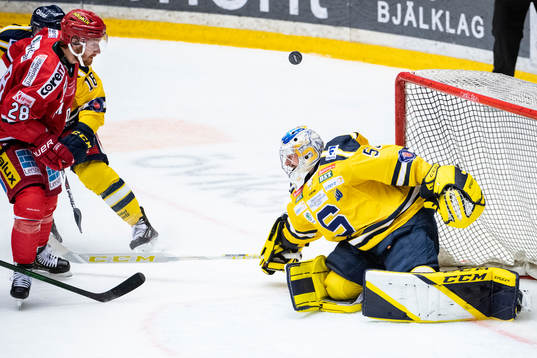 Modos Michael Boivin och Södertäljes målvakt Alexander