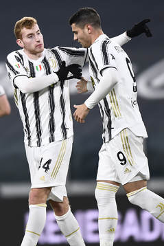 Bläddra bland fler bilder av Football, Coppa Italia, Quarter Final, Juventus - SPAL