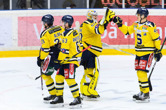 Södertäljes Emil Alba jublar med lagkamrater