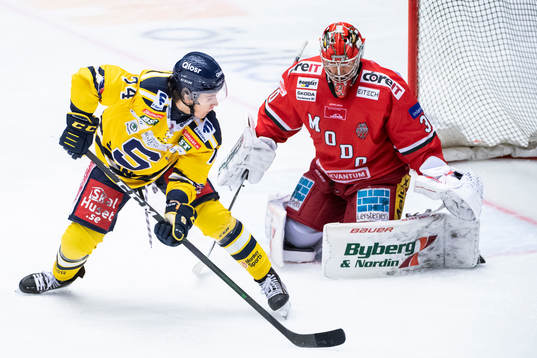 Södertäljes Rasmus Kahilainen och Modos målvakt Anthony