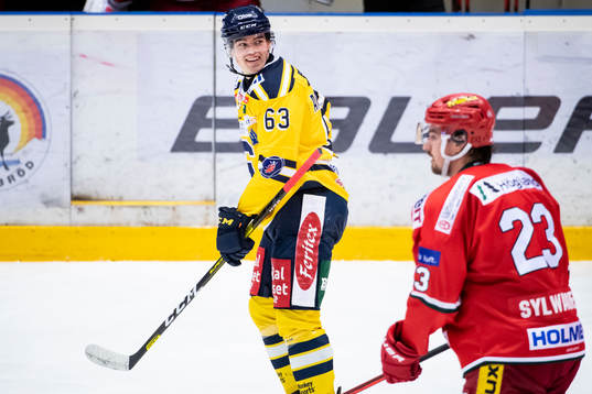 Södertäljes Axel Andersson jublar framför Modos Daniel