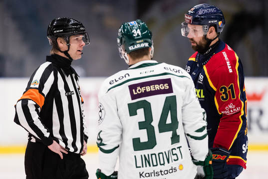 Domare Mikael Andersson samtalar med Färjestads Michael