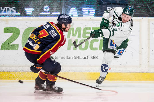 Färjestads Olle Lycksell  och Djurgårdens Robert Nardella
