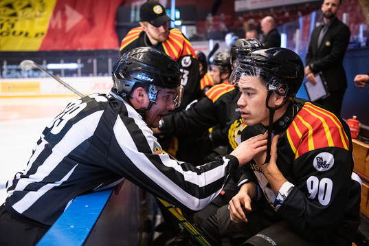 Linjedomare Gustav Jonsson ber Brynäs Shane Harper att