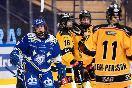 Luleås Petra Nieminen och Ronja Savolainen jublar