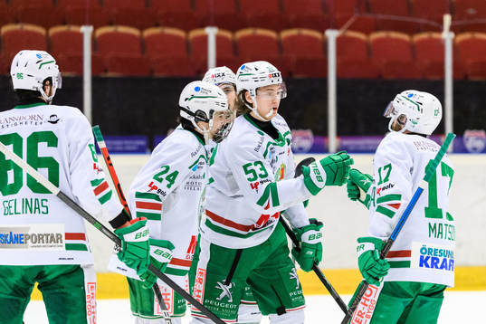 Rögles Moritz Seider jublar med lagkamrater