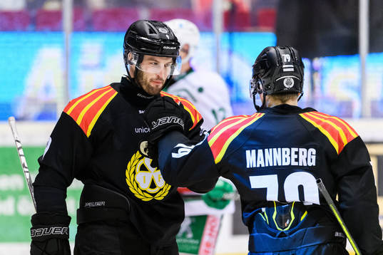 Brynäs Niclas Andersén och Daniel Mannberg jublar