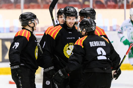 Brynäs Niclas Andersén och Daniel Mannberg jublar