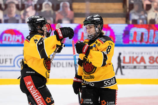 Luleås Ebba Berglund och Viivi Vainikka jublar