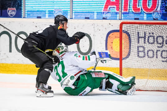 Brynäs Nicklas Danielsson åker in i Rögles målvakt