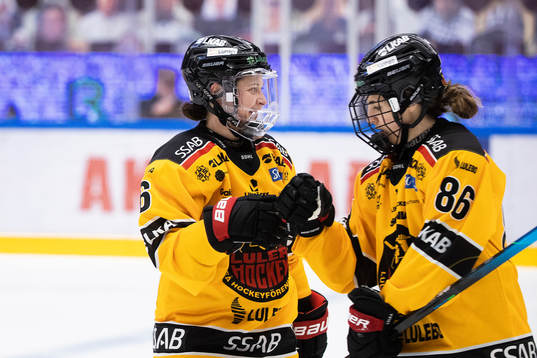 Luleås Jenni Hiirikoski och Michela Cava jublar