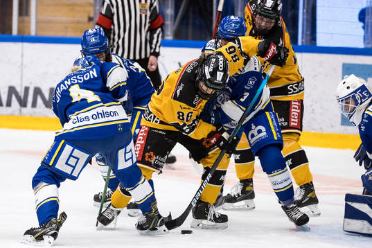 Luleås Michela Cava oroar framför Leksands målvakt