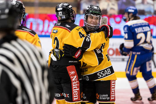 Luleås Ebba Berglund och Luleås Viivi Vainikka jublar
