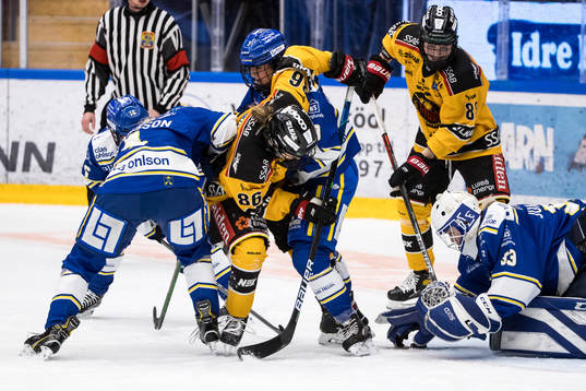 Luleås Michela Cava oroar framför Leksands målvakt