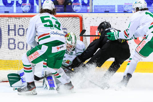 Rögles målvakt Johan Gustafsson och Brynäs John Nyberg