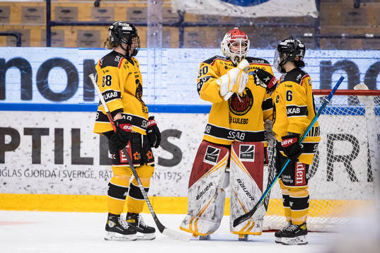 Luleås målvakt Tindra Holm  och Ronja Savolainen och