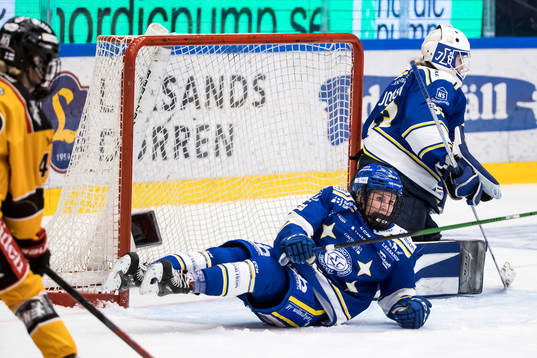 Leksands Elin Lundberg faller framför Leksands målvakt