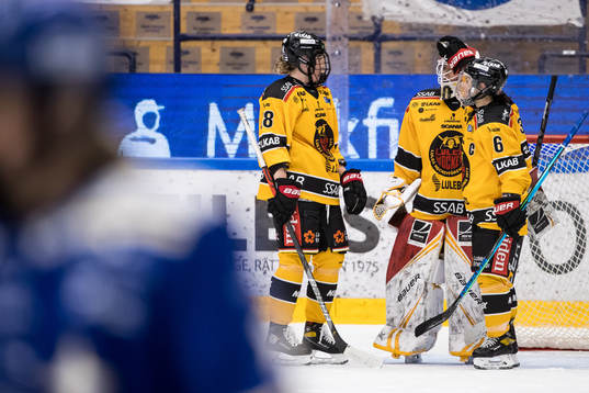 Luleås målvakt Tindra Holm  och Ronja Savolainen och