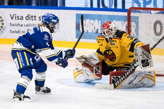 Luleås målvakt Tindra Holm räddar chans från Leksands