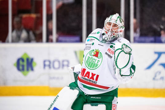 Rögles målvakt Johan Gustafsson jublar