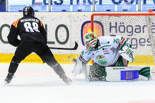 Rögles målvakt Johan Gustafsson räddar