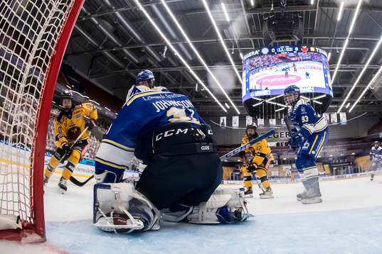 Luleås Noora Tulus och Leksands målvakt Amanda Johansson