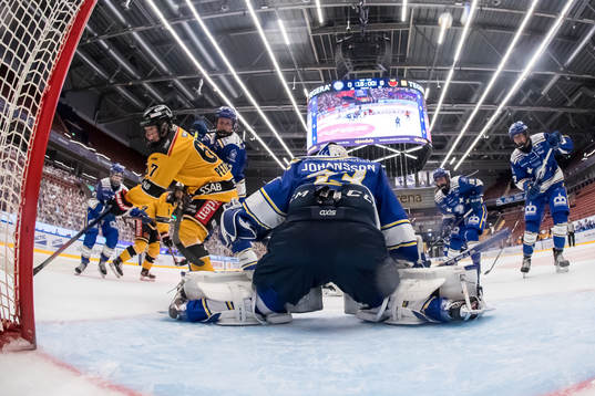Luleås Linn Peterson framför Leksands målvakt Amanda
