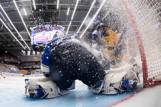 Luleås Viivi Vainikka och Leksands målvakt Amanda
